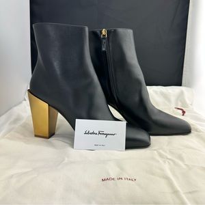 Salvatore Ferragamo Teti Booties in Nero